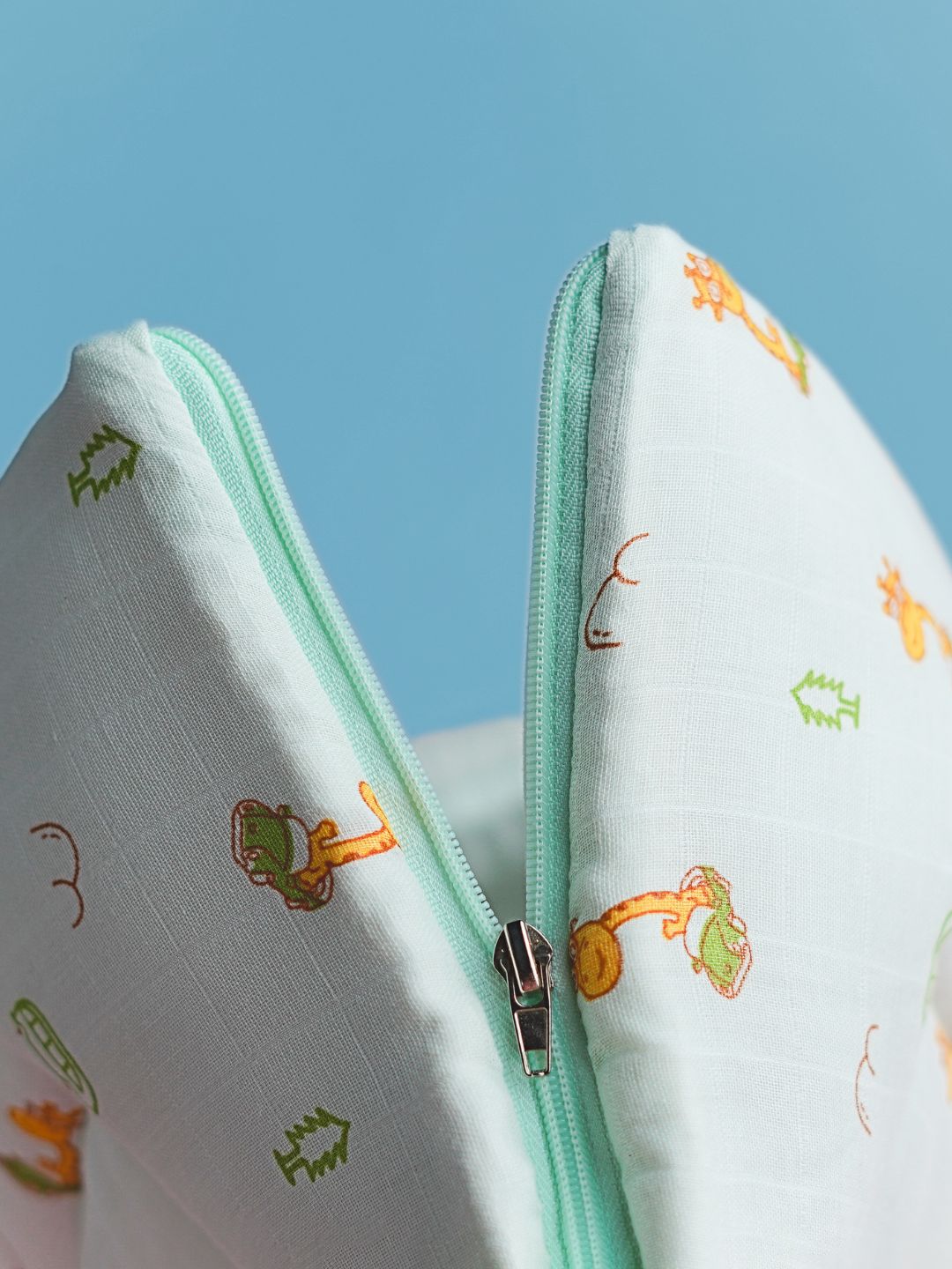 FIRSTIN Frost Joyous Giraffe Muslin Baby Carrier Nest